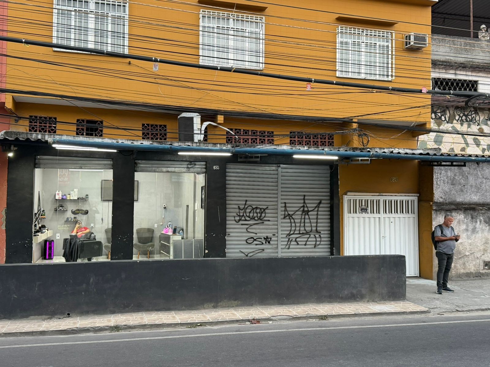 Fachada atual da barbearia, antes da nova identidade