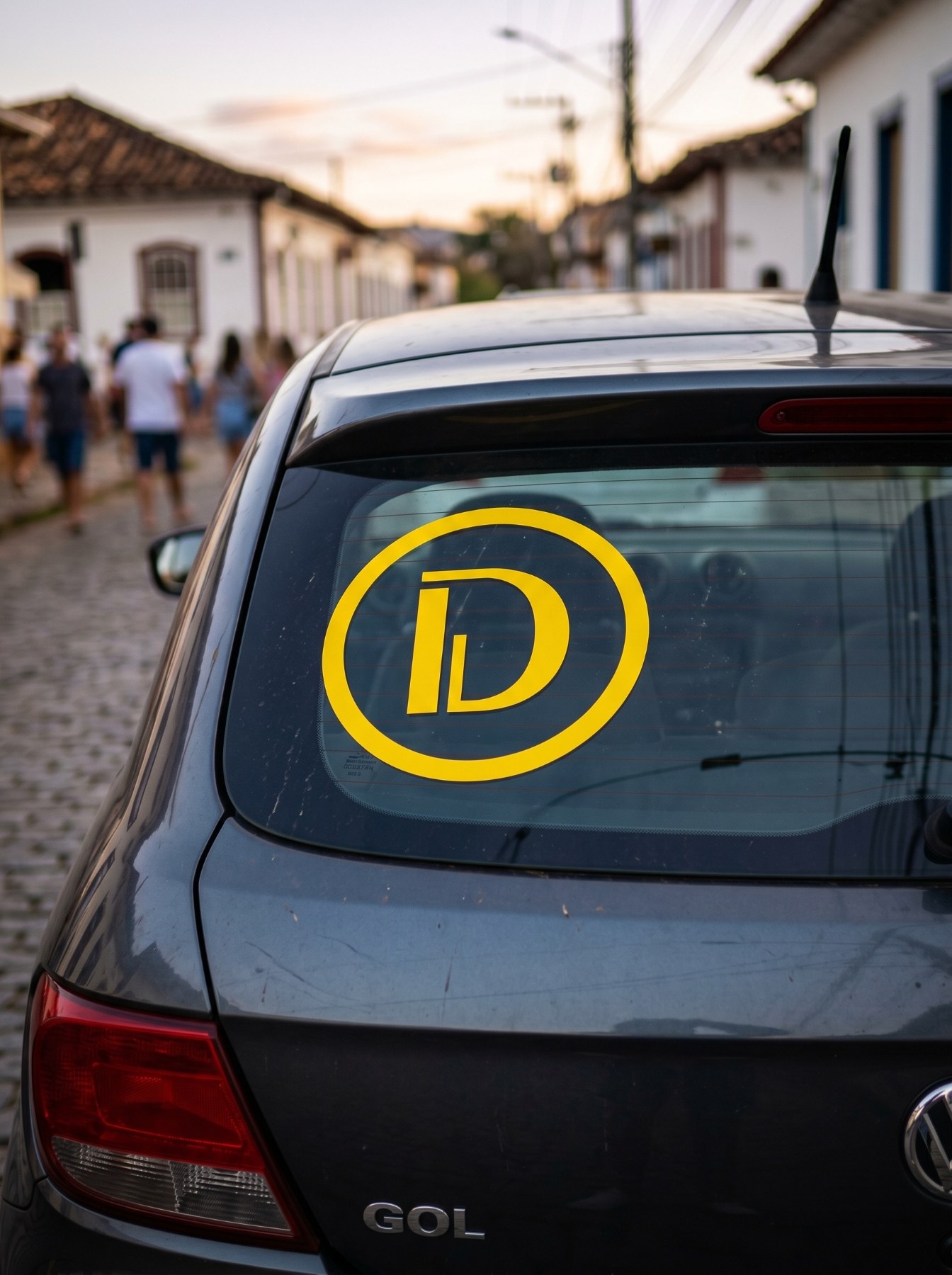 Adesivo da Deluxe no vidro do carro