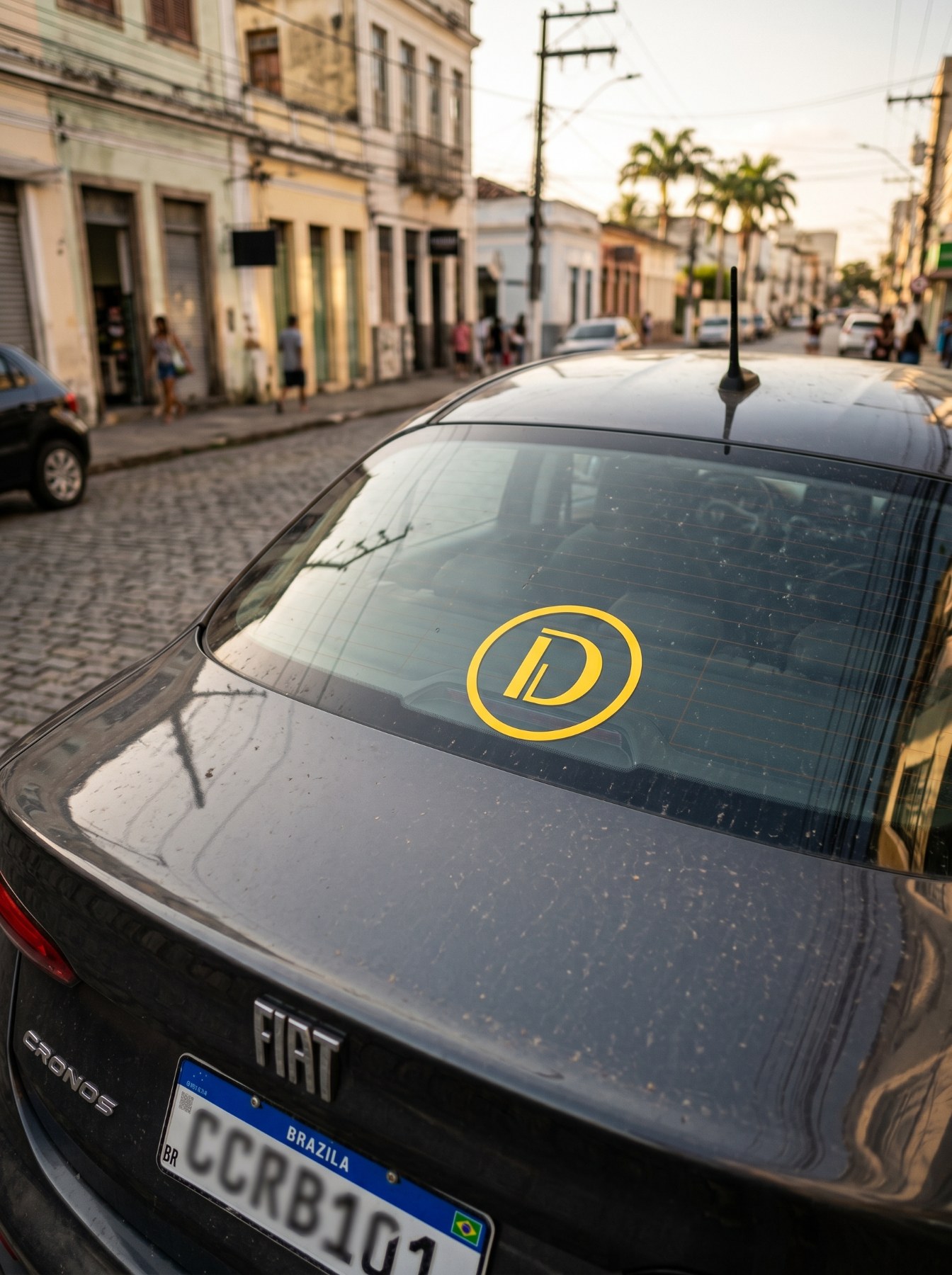Adesivo da Deluxe no vidro do carro