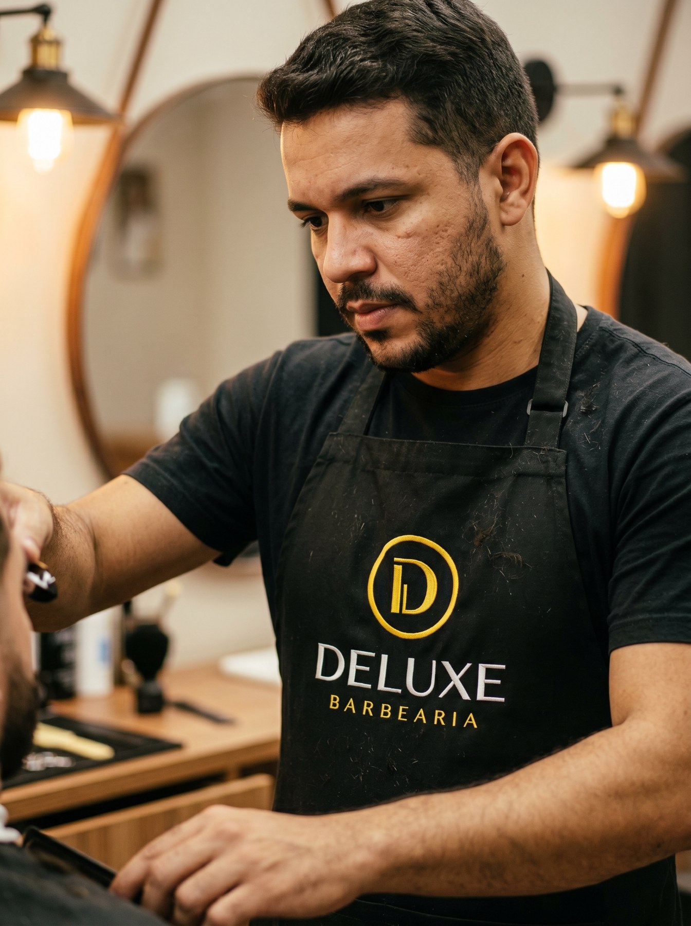 O time da Deluxe com a camisa da marca