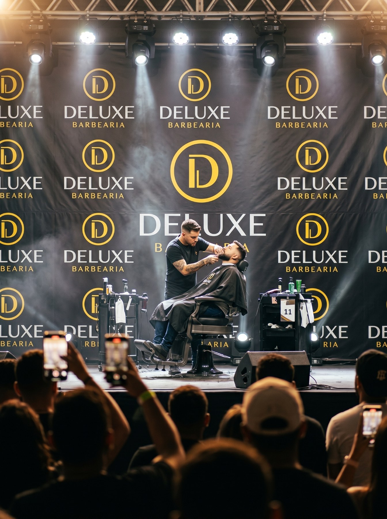 Painel step and repeat da Deluxe com convidado posando