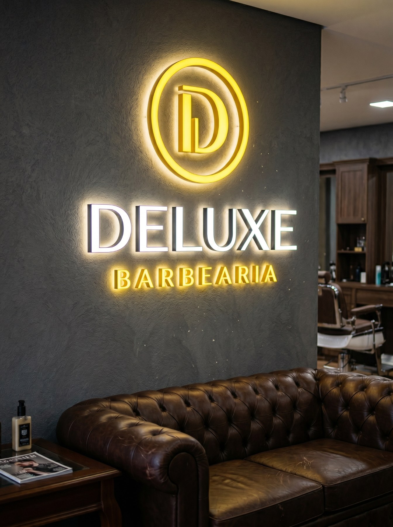 Letreiro interno da Deluxe na parede