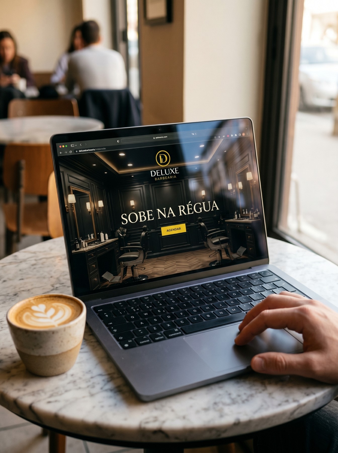 Site da Deluxe Barbearia aberto no notebook