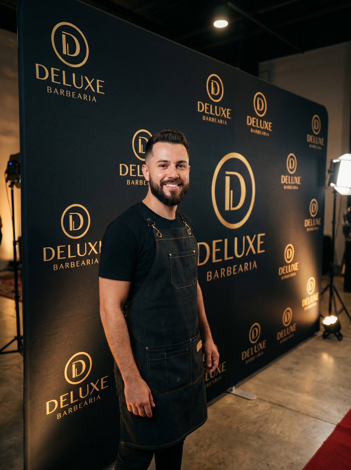 Painel step and repeat da Deluxe com homem posando