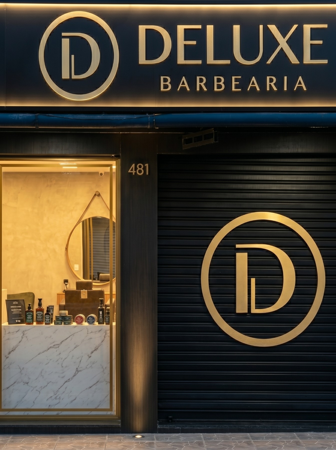 Vitrine e balcão dourado da Deluxe em close