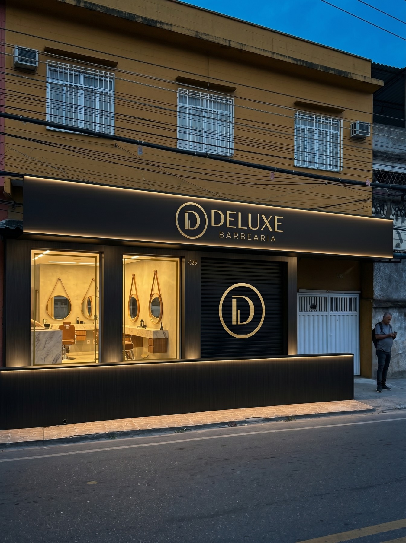 Fachada da Deluxe à noite com vitrine iluminada