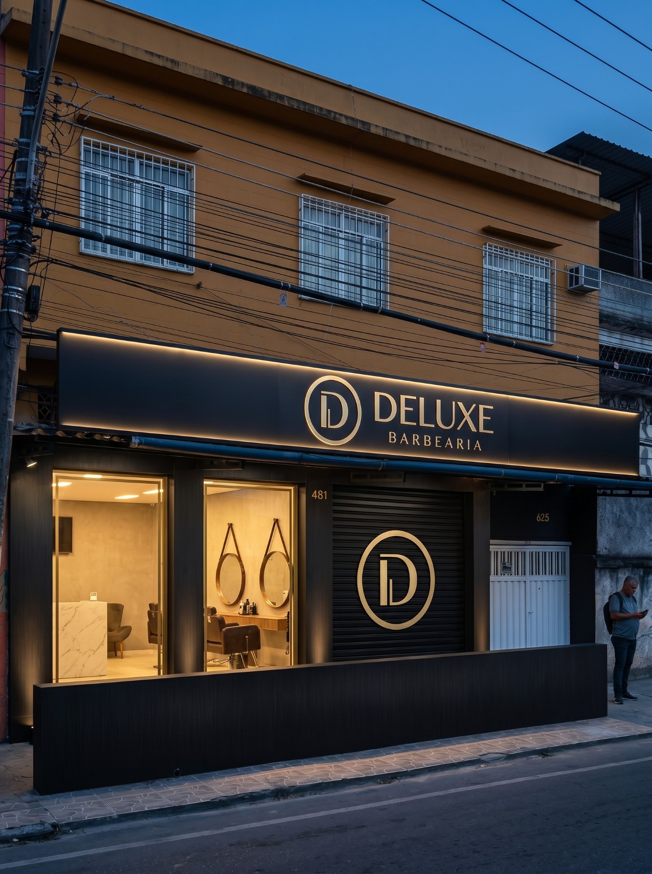 Fachada da Deluxe na rua durante o dia